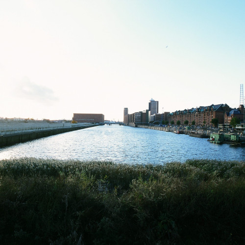 2002: Der Sandtorhafen mit dem Kaispeicher A. Foto: Michael Zapf