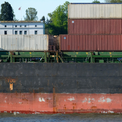 2018: Ein Frachtschiff auf der Elbe in Höhe des Jenischparks. Foto: Michael Zapf